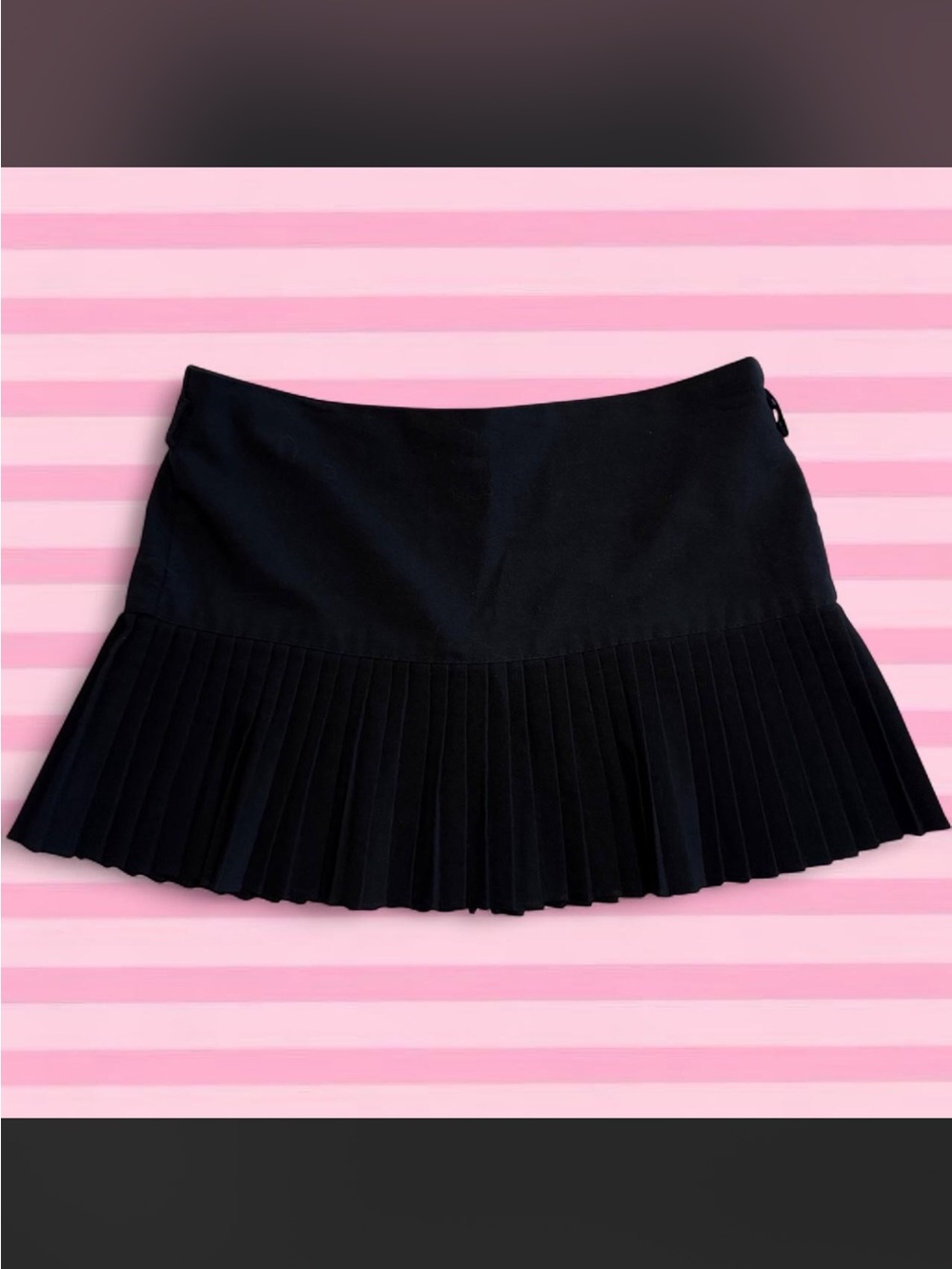 Black pleated mini skirt